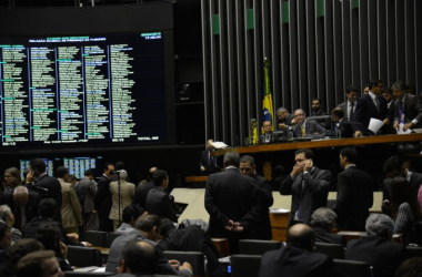 Câmara aprova terceirização, mas a luta continua no Senado