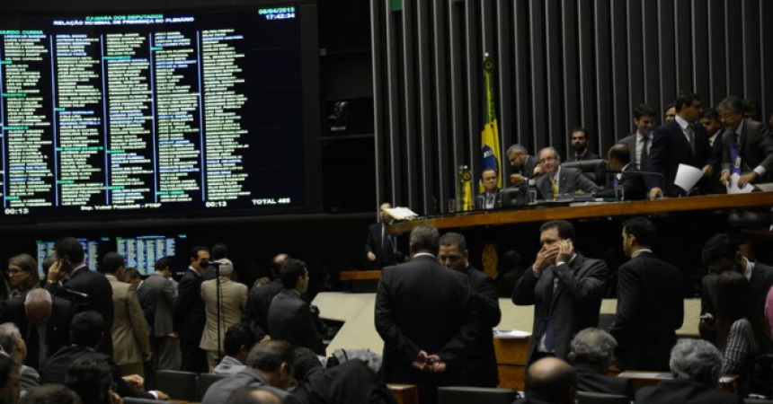 Câmara aprova terceirização, mas a luta continua no Senado