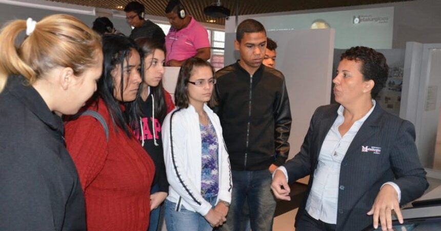 Jovens da Apae Jundiaí visitam Museu do Metalúrgico