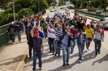 Demitidos da Usiminas fazem passeata em Campo Limpo