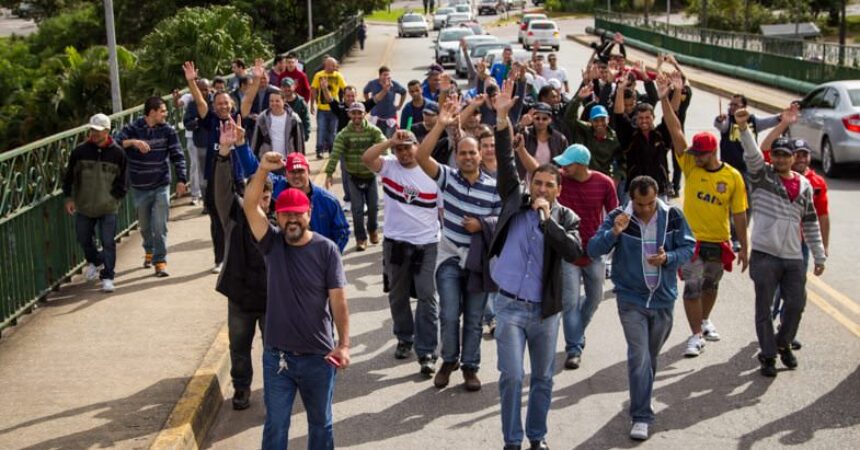 Demitidos da Usiminas fazem passeata em Campo Limpo