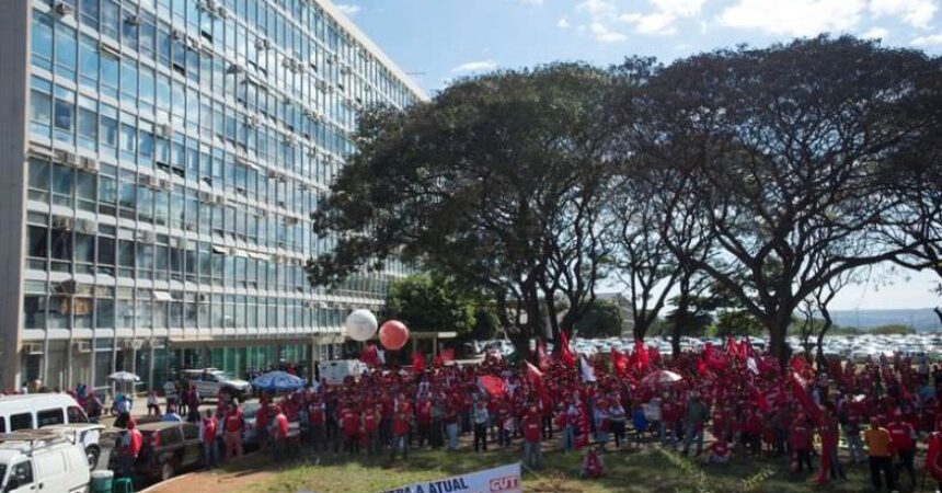 Centrais sindicais criticam aumento da taxa básica de juros