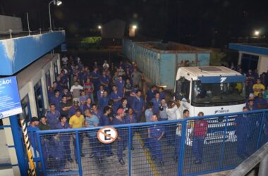 Trabalhadores da Sifco e Sindicato bloqueiam portarias para impedir saída de carga