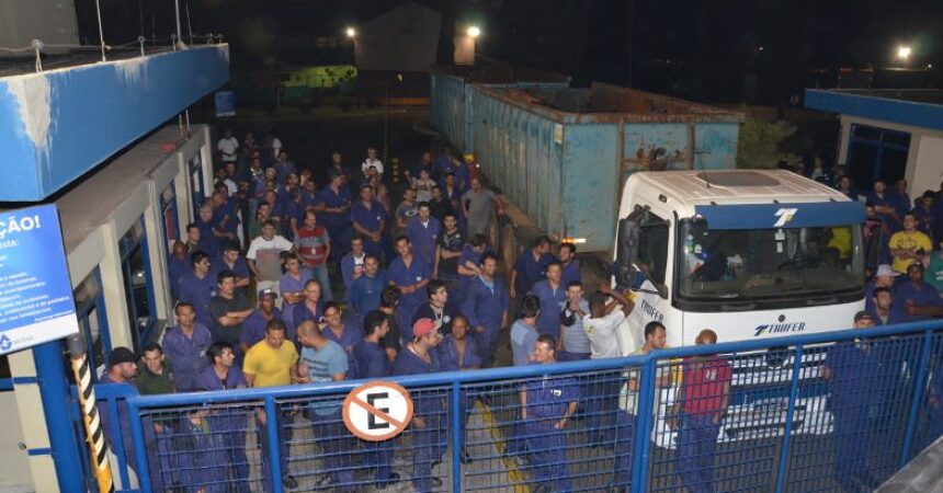Trabalhadores da Sifco e Sindicato bloqueiam portarias para impedir saída de carga