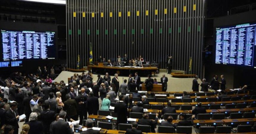 Após aprovação na Câmara, regra 85/95 e desaposentação seguem para o Senado