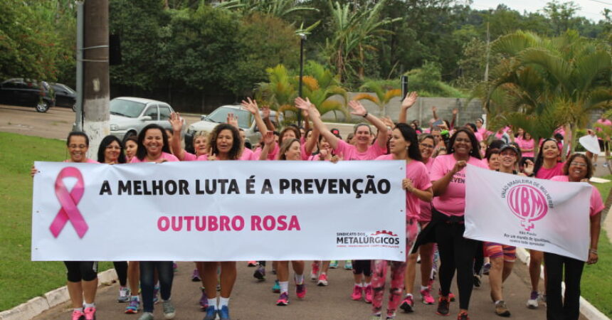 Caminhada no Clube de Campo marca Outubro Rosa