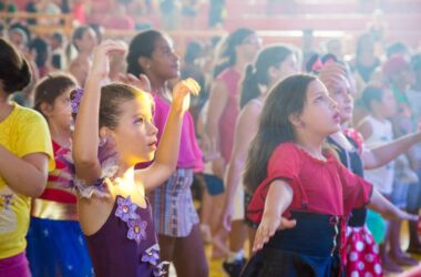 Matinês reúnem foliões de todas as idades no Clube de Campo