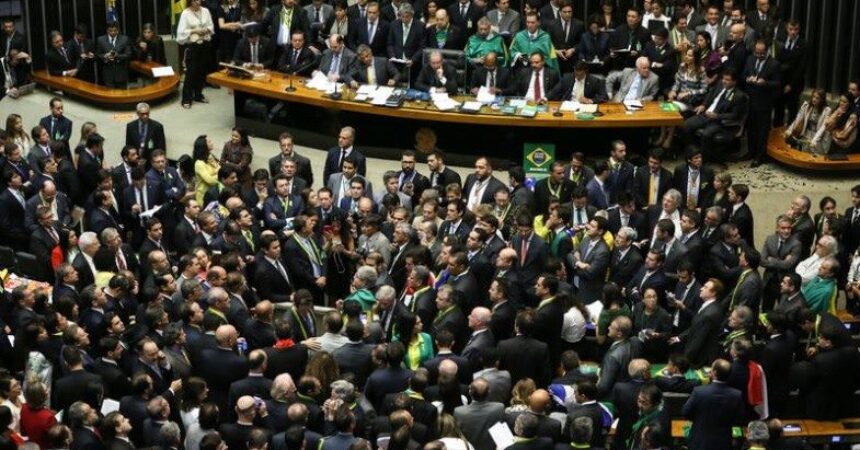 Impeachment de Dilma ainda precisa passar pelo Senado