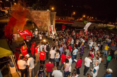 Ato pela democracia reúne militantes na Ponte Torta