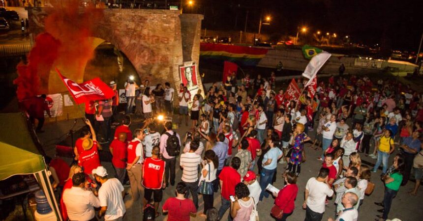 Ato pela democracia reúne militantes na Ponte Torta