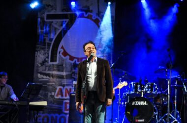 Moacyr Franco canta para mais de mil aposentados na Semana do Metalúrgico