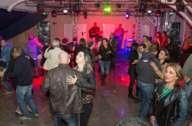 Bailão do Sindicato leva mais de 400 pessoas ao deck do Clube