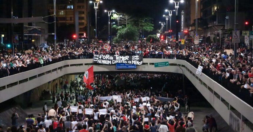 Ato na Avenida Paulista reúne 100 mil pessoas contra Temer