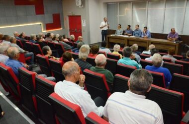 Aposentados concluem curso básico de informática na Escola do Metalúrgico