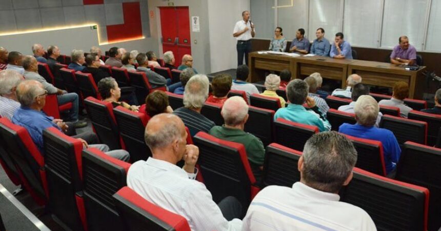 Aposentados concluem curso básico de informática na Escola do Metalúrgico