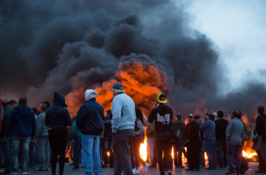 Trabalhadores fecham rodovia em protesto à s reformas do governo Temer