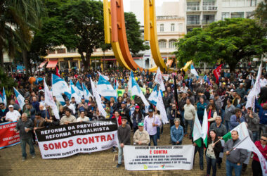 Greve Geral: ato reúne centenas na Praça da Matriz