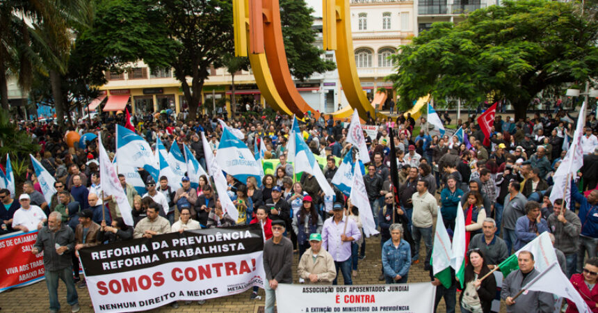 Greve Geral: ato reúne centenas na Praça da Matriz