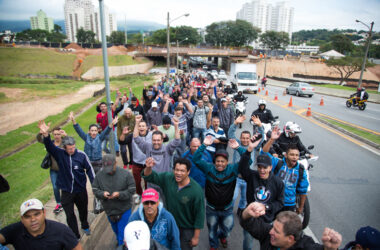 Metalúrgicos da Neumayer Tekfor caminham do Distrito até o centro de Jundiaí