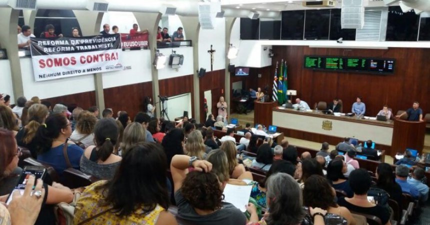 Dirigente da Intersindical utiliza tribuna livre e fala das reformas trabalhista e da Previdência