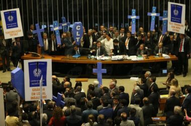 Câmara aprova Reforma que extermina com os direitos trabalhistas