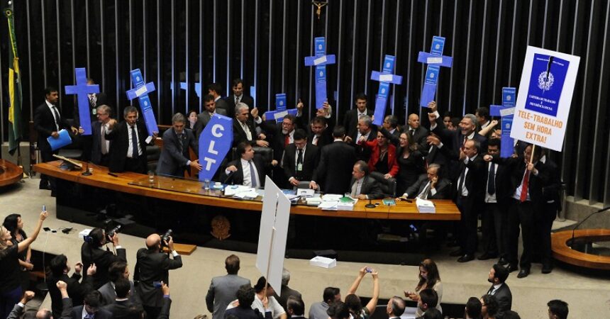 Governo atropela e aprova urgência para reforma trabalhista