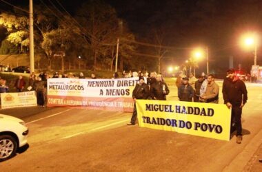 Trabalhadores e sindicalistas protestam contra a retirada de direitos