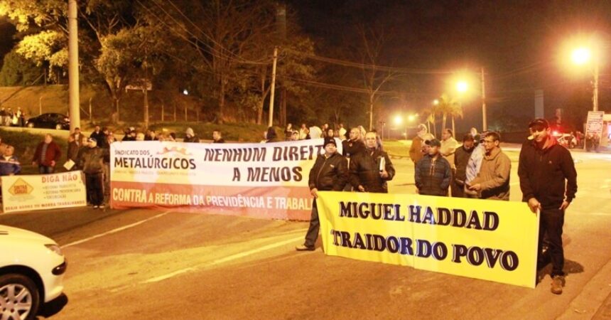 Trabalhadores e sindicalistas protestam contra a retirada de direitos