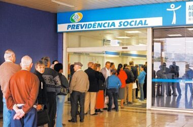 Aposentados e pensionistas começam a receber primeira parcela do décimo terceiro