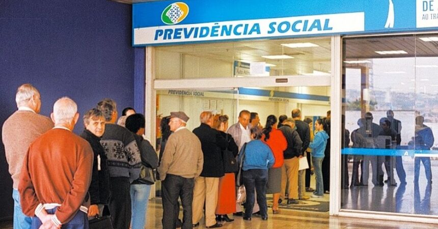 Aposentados e pensionistas começam a receber primeira parcela do décimo terceiro