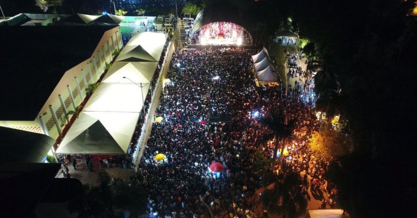 Grande sucesso o show de  Henrique & Juliano na arena externa do Espaço M