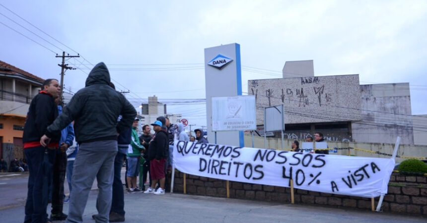 Sindicato e trabalhadores da Sifco/Dana fazem manifesto por pagamento dos 40% do FGTS