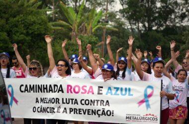 Outubro Rosa e Azul: caminhada alerta sobre a importância da prevenção