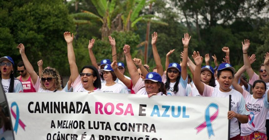 Outubro Rosa e Azul: caminhada alerta sobre a importância da prevenção