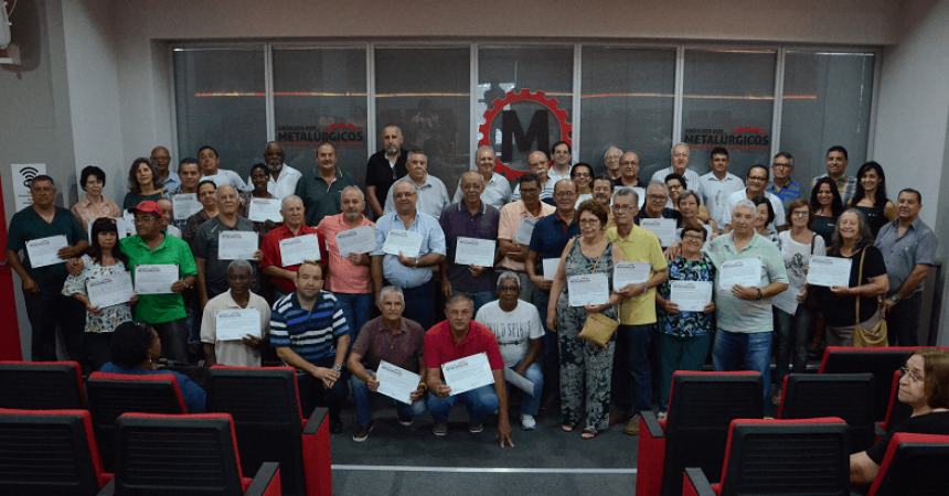 Escola do Metalúrgico forma mais cinco turmas no Curso Básico de Informática para aposentados