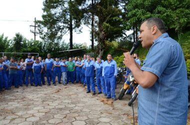 Trabalhadores da Alpino fazem protesto por melhorias nos benefícios