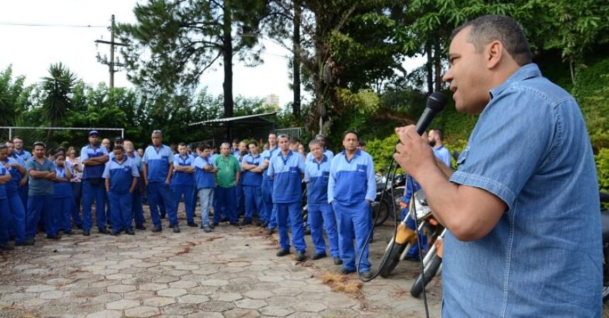 Trabalhadores da Alpino fazem protesto por melhorias nos benefícios