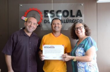 Jovens, adultos e aposentados recebem certificados da Escola do Metalúrgico