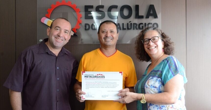 Jovens, adultos e aposentados recebem certificados da Escola do Metalúrgico