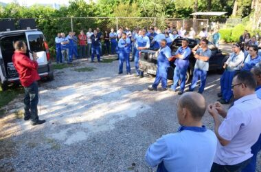 Trabalhadores em greve na Alpino