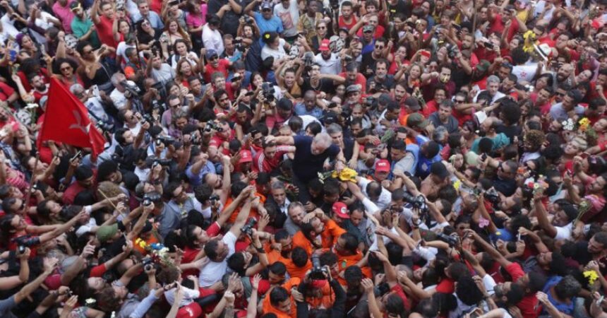 “Minhas ideias estão no ar e não têm como prendê-las”, garantiu Lula em discurso