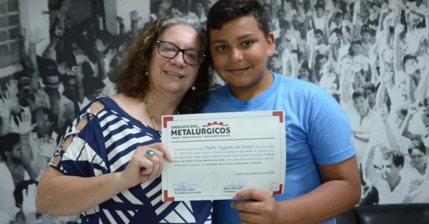 Alunos concluem curso de informática da Escola do Metalúrgico