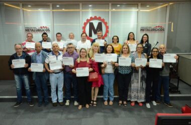 Escola do Metalúrgico certifica alunos dos cursos de informática básica e avançada