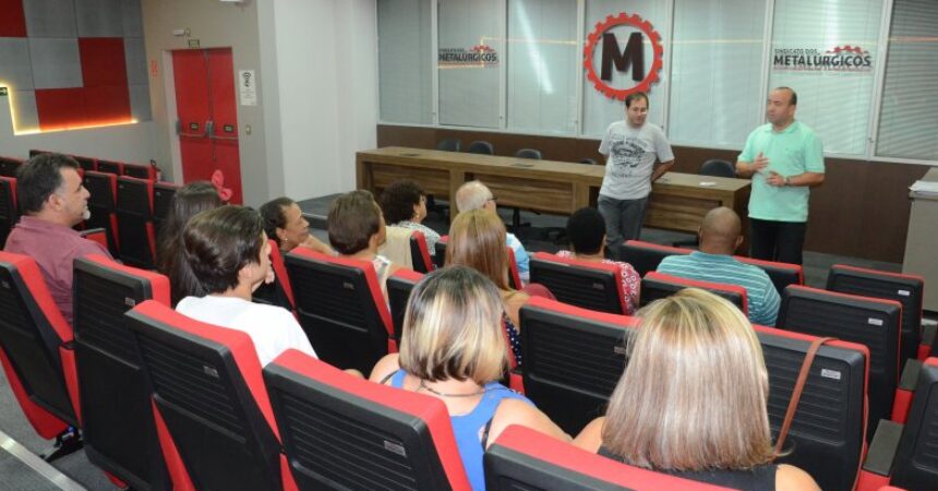 Escola do Metalúrgico: alunos de informática e smartphone recebem certificados