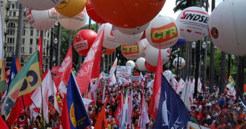 Trabalhadores ocupam Praça da Sé contra a reforma da Previdência