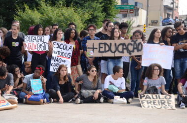 Estudantes e professores se mobilizam contra cortes na educação em Jundiaí