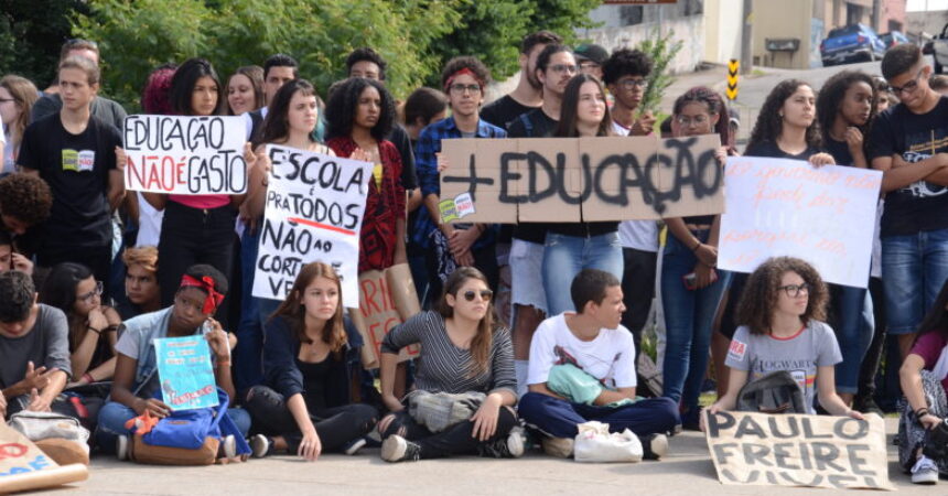 Estudantes e professores se mobilizam contra cortes na educação em Jundiaí