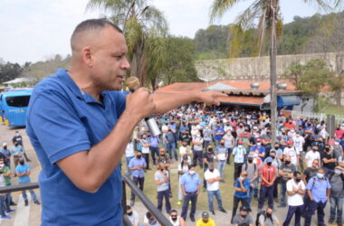 Trabalhadores da Thyssenkrupp cruzam os braços em protesto à jornada fixa