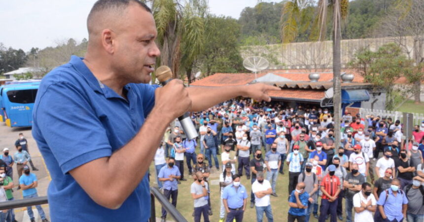 Trabalhadores da Thyssenkrupp cruzam os braços em protesto à jornada fixa