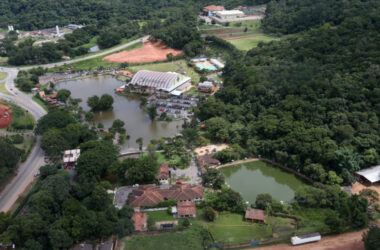 Clube de Campo aberto com restrições